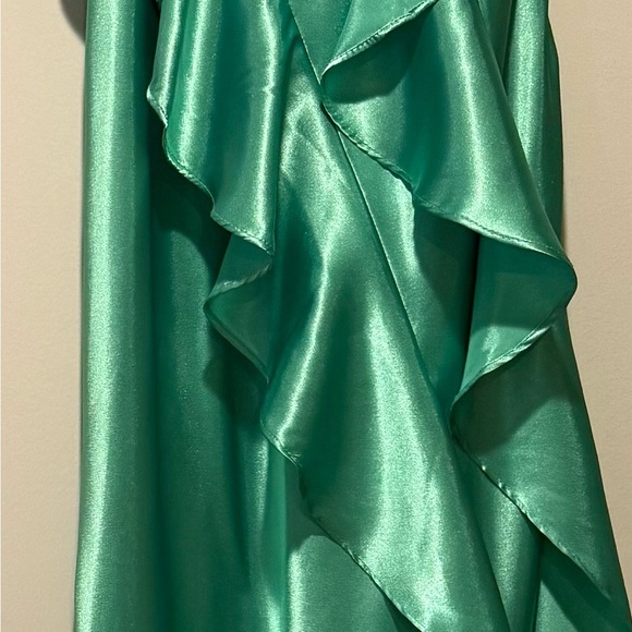 Betsy & Adam Elegant Green Evening Dress - Picture 3 of 7